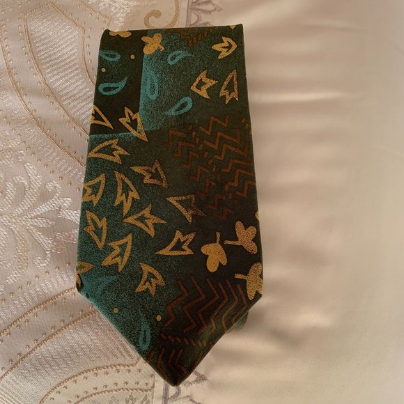 Nino Cerruti, 100% handmade Silk Crepe Necktie. Green background with go… - Picture 1 of 7